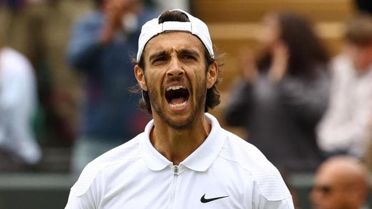 Wimbledon, Musetti batte Perricard e vola ai quarti dove sfiderà Fritz: “Un momento che ho sempre sognato”. Djokovic domina Rune in tre set e poi litiga con il pubblico