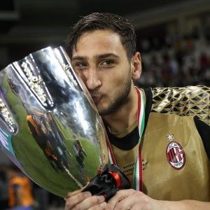 Milan, notte di festa a Malpensa. Donnarumma: "Orgoglioso di questa maglia"