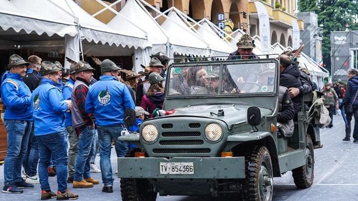 Cantano faccetta nera all’adunata nazionale: alpini ancora nella bufera