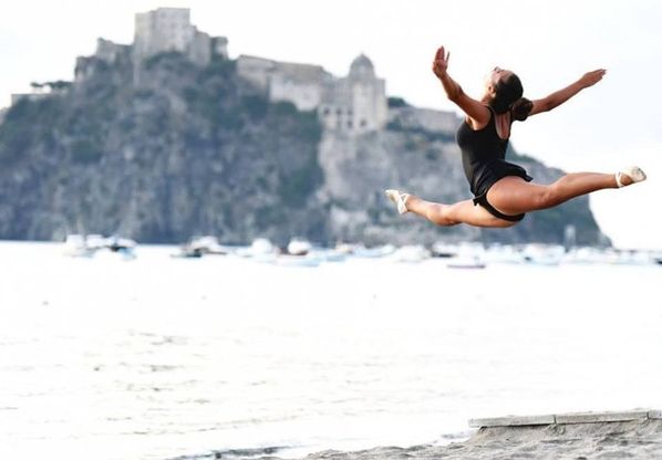  "Elegance", il Castello e la danzatrice: la bellezza di Ischia diventa plastica