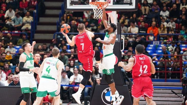Basket, Eurolega: L'Olimpia Milano si sveglia tardi, lo Zalgiris vince 66-61