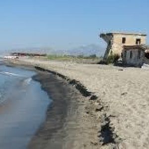  Lido in fiamme sul litorale Casertano, l'ombra del racket