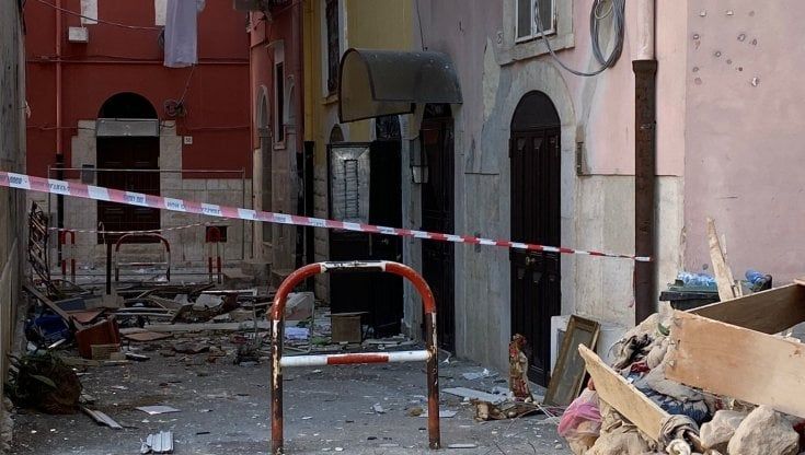 Crollo palazzina a Barletta, i tre feriti ricoverati in rianimazione: la procura apre un'inchiesta