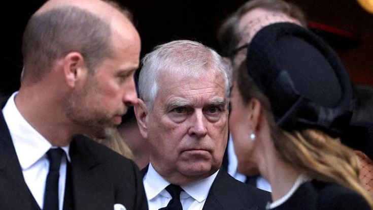 La telefonata di re Carlo, il ruolo di William e Kate, i peluche: tutti i retroscena sul caso Andrea