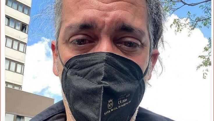 Lavoro nero, multato il cantautore Roberto Angelini. Lo sfogo su Instagram: "Tradito da un'amica". Ma il giorno dopo torna il sereno
