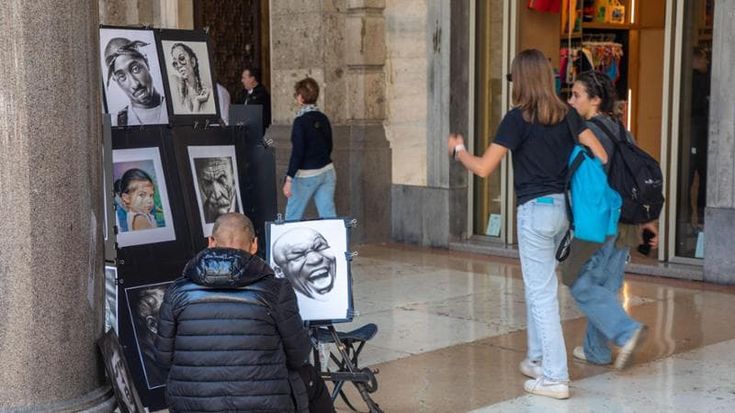 A Milano protestano gli artisti di strada: “Tasse raddoppiate per pittori e fotografi”