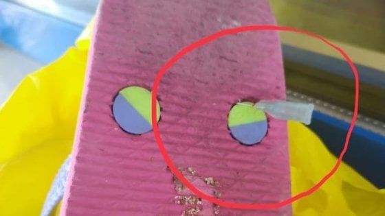 Bari, bambina di 6 anni punta da una siringa in spiaggia a Torre a Mare: l'ago ha trapassato l'infradito