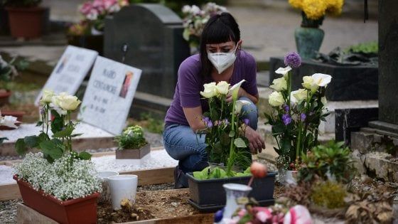 A Bergamo il ricordo delle vittime del coronavirus: una Messa da Requiem al cimitero con tutti i sindaci