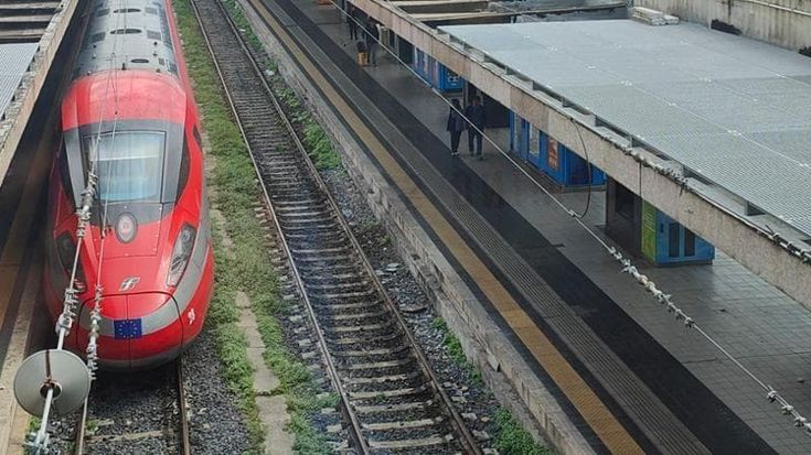 Treni, linea Pescara-Bari bloccata per 18 ore: cosa è successo. “Treno colpito da cavo, poi il caos”