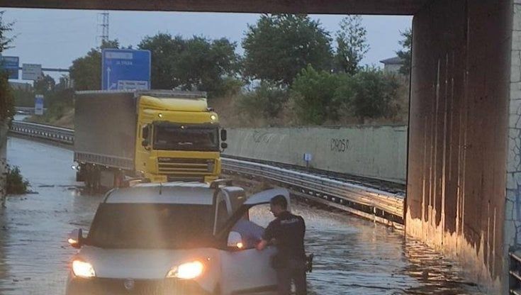 Automobilisti intrappolati nel sottopasso allagato: interviene la polizia 