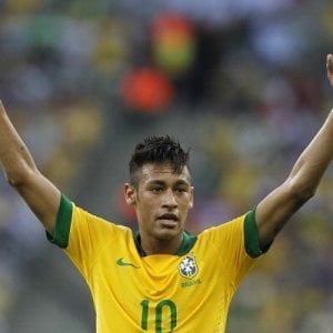 Neymar, l'agente spaventa il Barça: "Tre club pronti a pagare la clausola"
