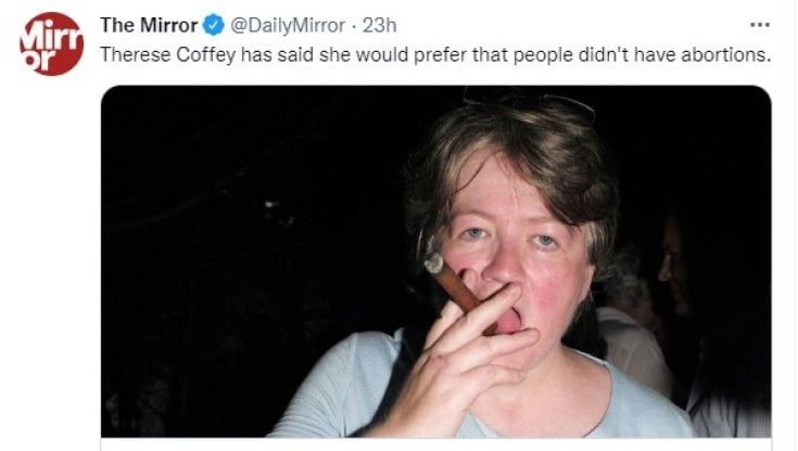 Alcol, sigaro e maglietta sporca: la foto che imbarazza la nuova ministra della Salute britannica