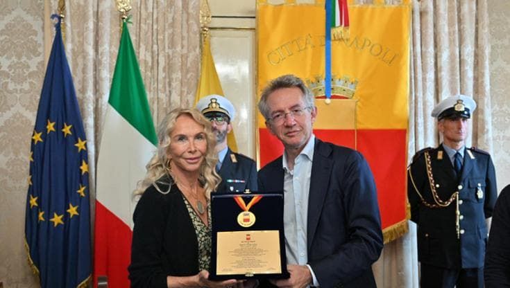 Napoli, Trudie Styler riceve la Medaglia della città. Il marito Sting: “È lei la star”