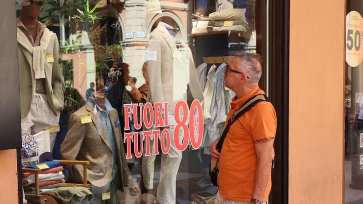 Il caldo frena i saldi. “A Bologna siamo in linea con l’anno scorso”