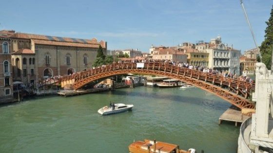 Venezia, inaugurato il ponte dell'Accademia dopo il restauro