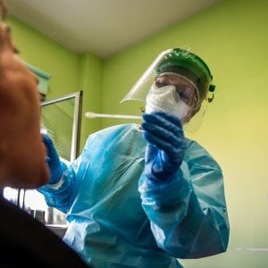 Lo studio della Cattolica: "In Liguria pochi tamponi nonostante l'alta incidenza dei contagi"