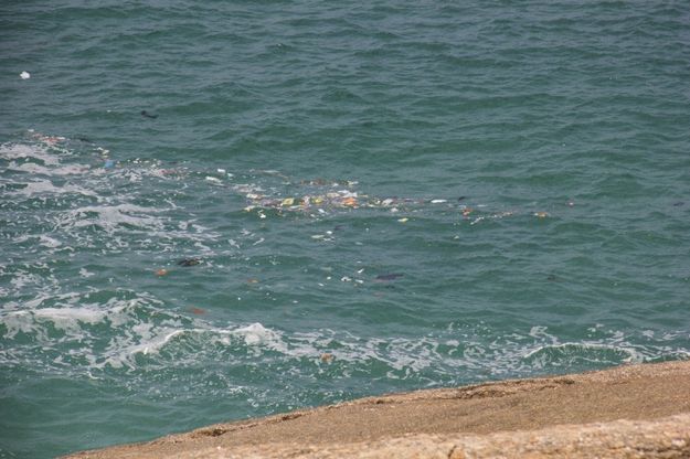 Rio de Janeiro, allarme inquinamento: la spiaggia di Leblon sommersa dai rifiuti