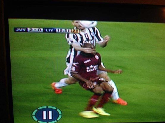 Juventus-Livorno, manata di Chiellini a Emeghara
