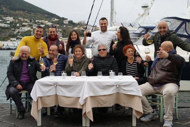 Ischia, sulla riva destra la lunga tavolata della solidarietà ai terremotati