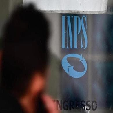 Blocco dell’aumento dell'età pensionabile di 3 mesi: chi riguarda e quanto costa