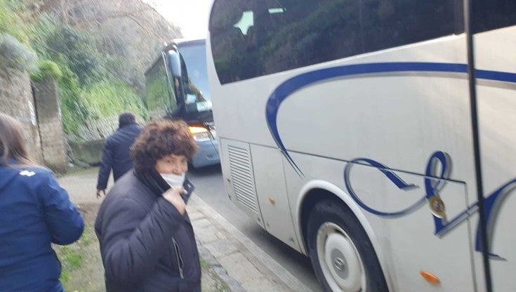 Circumvesuviana: si rompono le porte del bus che sostituisce il treno, passeggeri a piedi