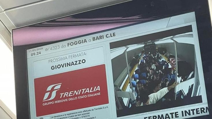 Treno Foggia-Bari bloccato per sovraffollamento, i passeggeri costretti a scendere: “Inaccettabile”