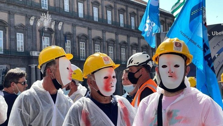Morti bianche, a Napoli lavoratori in piazza con maschere sporche di sangue e foto delle vittime