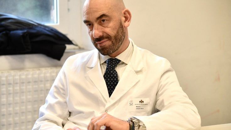 Covid, l'infettivologo Bassetti: "Utopia pensare di tornare alla normalità per l'estate"