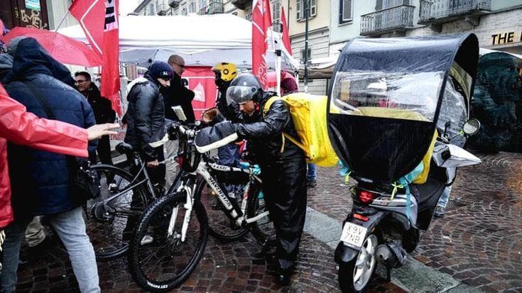 La rabbia dei rider torinesi: “Noi sottopagati e senza sicurezza, in città 5 bici rubate al giorno”