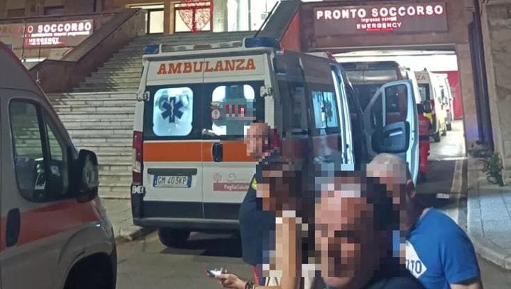 “Mancano le barelle”: caos al pronto soccorso, ambulanze in fila per ore e pazienti stremati
