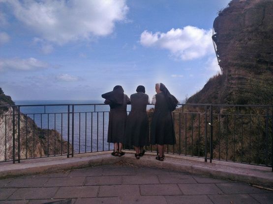 Ischia, il relax delle suore vista mare