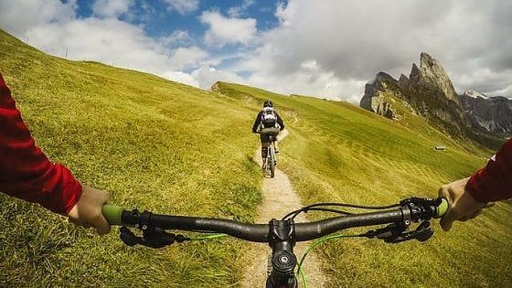 La bicicletta, il mezzo del momento: sostenibile e ricca benefici sociali ed economici