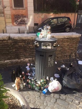 Roma, cassonetti stracolmi e rifiuti ovunque: anche oggi la "discarica" è sotto casa