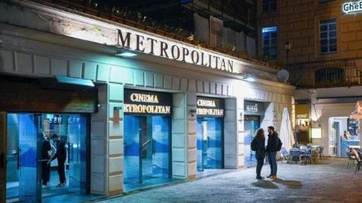 Napoli, lo storico cinema Metropolitan chiude all’improvviso: licenziati 20 dipendenti