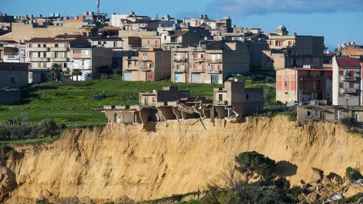 “Niscemi sta crollando”: nel paese sospeso la veglia di preghiera