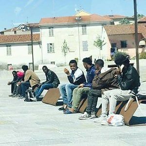 Alessandria, profughi su una panchina: il consigliere leghista scatena la gogna mediatica sui social