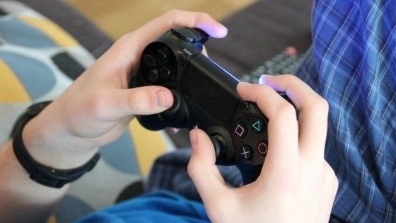 Sta sempre alla playstation, la mamma lo sgrida e il figlio la strattona