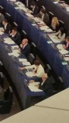 Strasburgo vota su migranti, Comi fotografa posto vuoto di Salvini