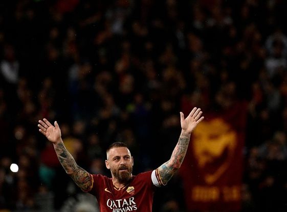 Roma, l'ultima di De Rossi: abbraccio con Totti e giro di campo