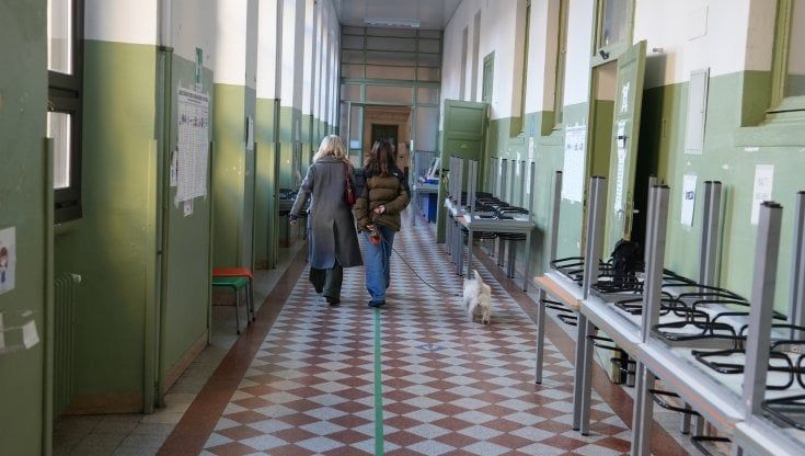 Affluenza elezioni regionali, ha già vinto l’astensione. Oggi urne aperte ancora fino alle 15