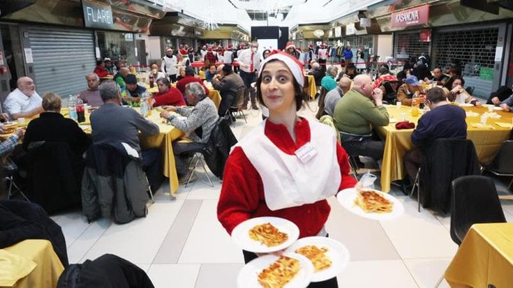 Il pranzo solidale di Natale al centro commerciale Vialarga
