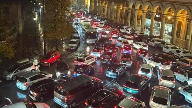 Sciopero e bomba d'acqua: traffico in tilt e allagamenti. “Ore in auto per attraversare la città”