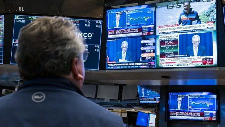 Le Borse di oggi 16 giugno. Listini Ue e Wall Street in profondo rosso dopo la maxi stretta Fed: torna lo spettro recessione. Lo spread sotto 220