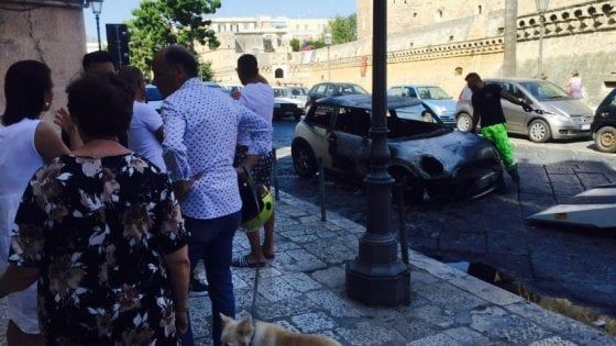 Bari, automobile carbonizzata davanti al castello: i resti sotto gli occhi di turisti e residenti