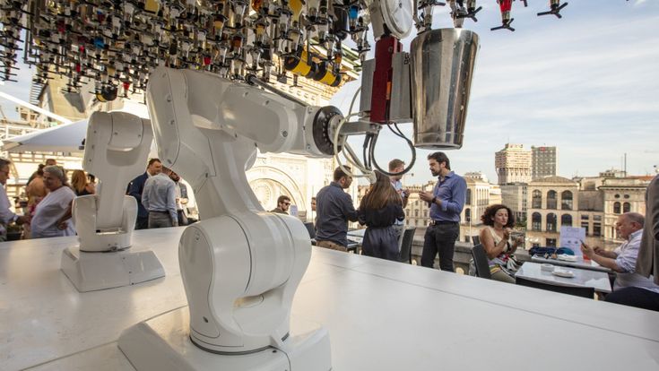 Il cameriere è un robot e lo show vale molti like