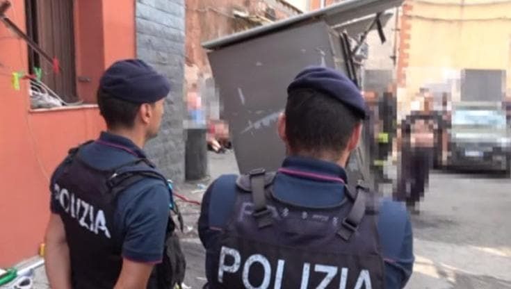 Agenti aggrediti a Catania durante il blitz antidroga: sei arresti