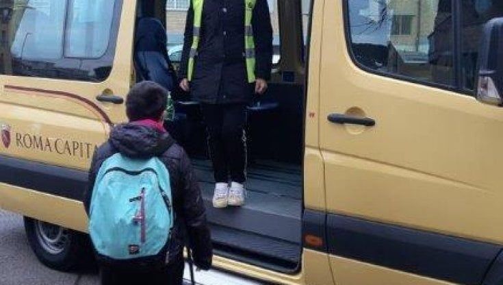 Roma, bambini disabili senza scuolabus. Una madre: "Costretta a caricare mio figlio in carrozzina su una Y del '97"