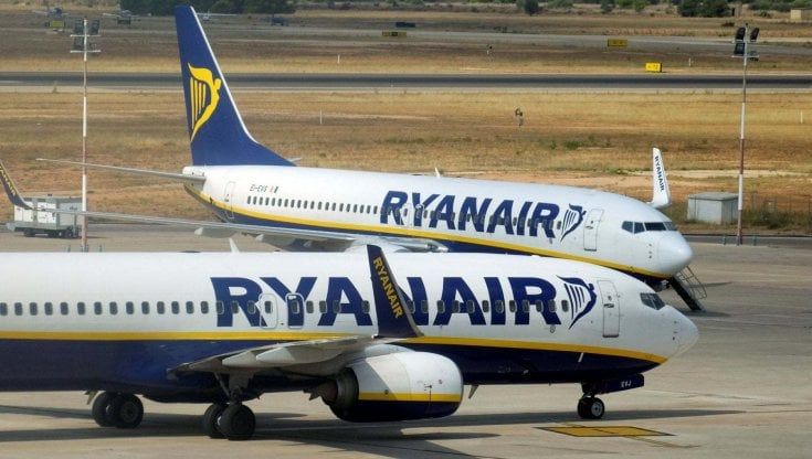 Non c'è pace in Ryanair. Gli assistenti di volo attaccano: “Turni da 12 ore e salari da fame”