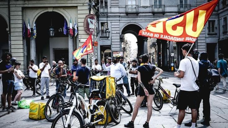 Rider Glovo in sit-in davanti al Comune: “Nove ore al giorno sotto il sole e per pochi euro”