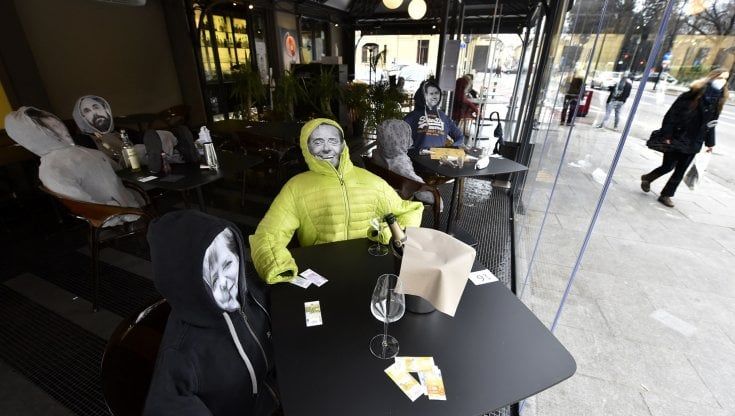 Parma, tutto esaurito al bar: ai tavoli ci sono i vip  